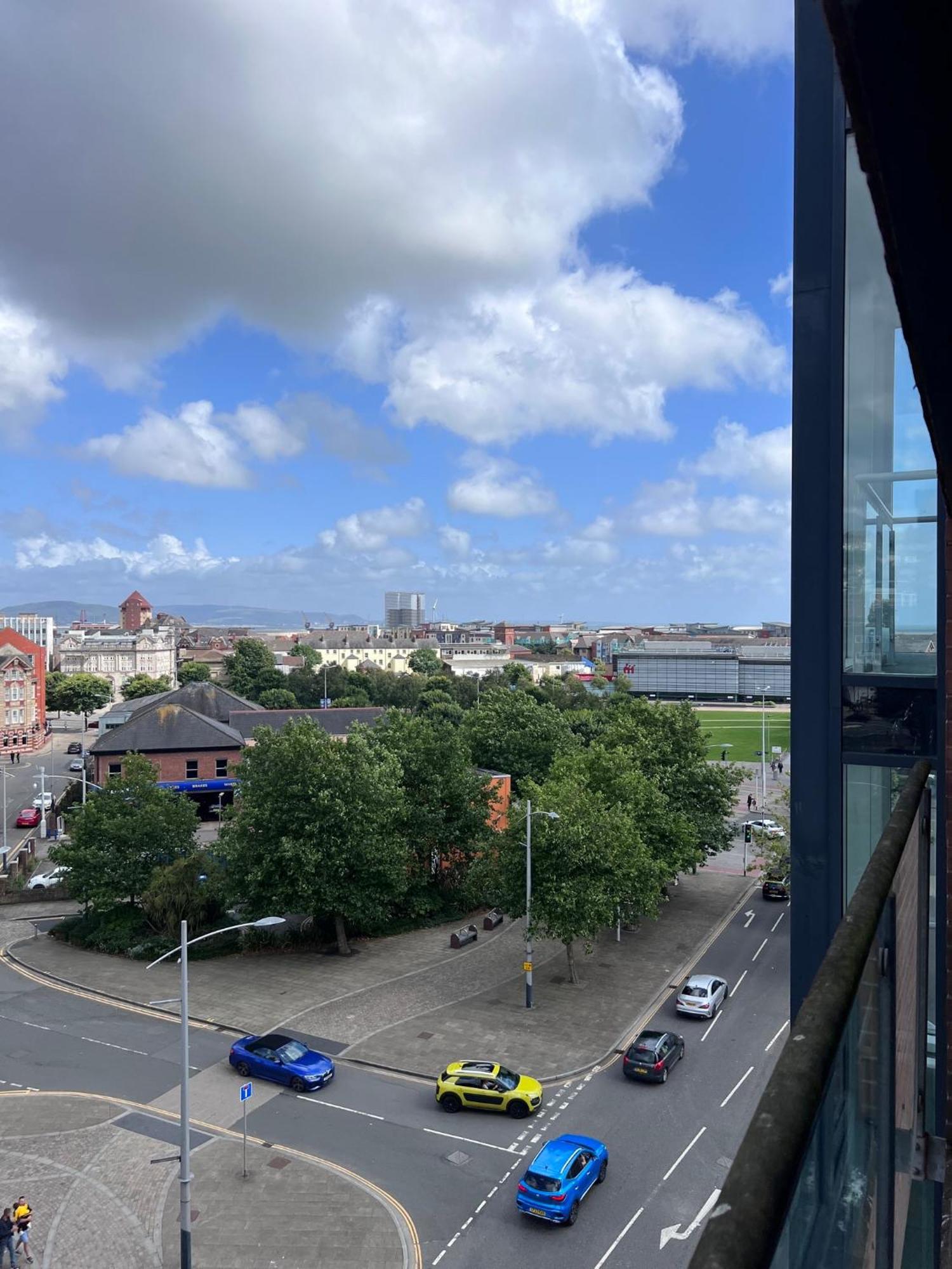 Great City Centre Getaway Apartment 2 Bed Near The Beach And Shopping Area Swansea Eksteriør billede